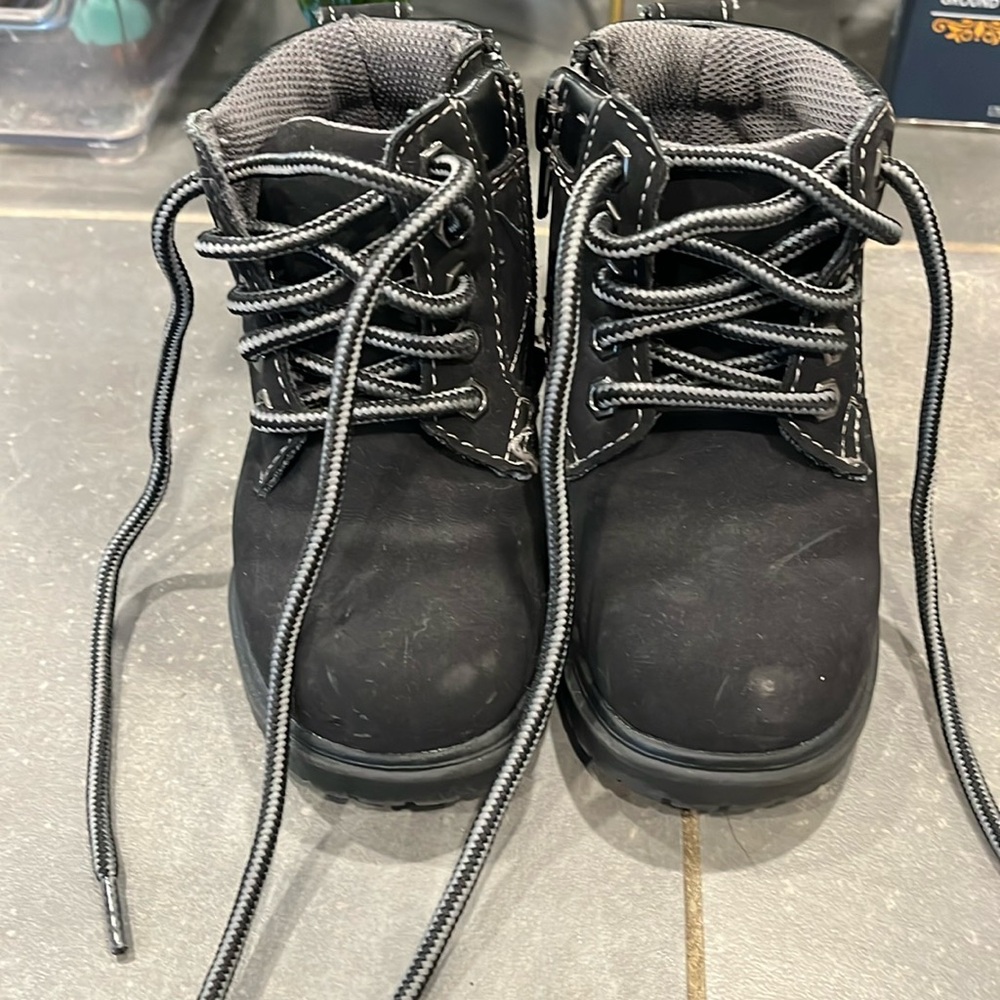 Size 5 US Toddler boots like new (very gently used) black, clean